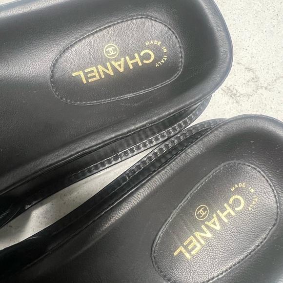 CHANEL lambskin slides - Picture 3 of 5
